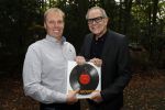 Hilversum 29 september 2017
Boekpresentatie in de wisseloord studio's. Rob de Nijs ontvangt het eerste boek