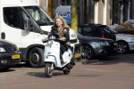 Amsterdam 27 september 2017 
Mrs Einstein zangeres Saskia van Zutphen op haar scooter