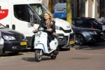 Amsterdam 27 september 2017 
Mrs Einstein zangeres Saskia van Zutphen op haar scooter