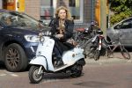 Amsterdam 27 september 2017 
Mrs Einstein zangeres Saskia van Zutphen op haar scooter