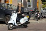 Amsterdam 27 september 2017 
Mrs Einstein zangeres Saskia van Zutphen op haar scooter