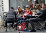 Amsterdam 15 september 2018
Bridget Maasland op terras met haar ouders. Bridget knoeit met hete thee.