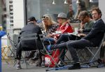 Amsterdam 15 september 2018
Bridget Maasland op terras met haar ouders. Bridget knoeit met hete thee.