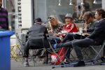 Amsterdam 15 september 2018
Bridget Maasland op terras met haar ouders. Bridget knoeit met hete thee.