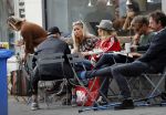 Amsterdam 15 september 2018
Bridget Maasland op terras met haar ouders. Bridget knoeit met hete thee.