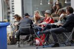 Amsterdam 15 september 2018
Bridget Maasland op terras met haar ouders. Bridget knoeit met hete thee.