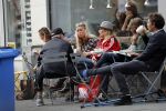 Amsterdam 15 september 2018
Bridget Maasland op terras met haar ouders. Bridget knoeit met hete thee.