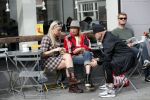 Amsterdam 15 september 2018
Bridget Maasland op terras met haar ouders. Bridget knoeit met hete thee.