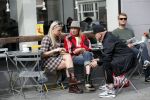 Amsterdam 15 september 2018
Bridget Maasland op terras met haar ouders. Bridget knoeit met hete thee.