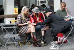 Amsterdam 15 september 2018
Bridget Maasland op terras met haar ouders. Bridget knoeit met hete thee.