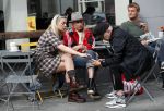 Amsterdam 15 september 2018
Bridget Maasland op terras met haar ouders. Bridget knoeit met hete thee.