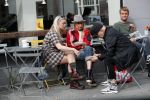 Amsterdam 15 september 2018
Bridget Maasland op terras met haar ouders. Bridget knoeit met hete thee.