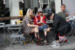 Amsterdam 15 september 2018
Bridget Maasland op terras met haar ouders. Bridget knoeit met hete thee.