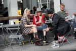 Amsterdam 15 september 2018
Bridget Maasland op terras met haar ouders. Bridget knoeit met hete thee.