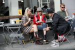 Amsterdam 15 september 2018
Bridget Maasland op terras met haar ouders. Bridget knoeit met hete thee.
