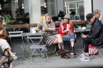 Amsterdam 15 september 2018
Bridget Maasland op terras met haar ouders. Bridget knoeit met hete thee.