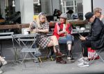 Amsterdam 15 september 2018
Bridget Maasland op terras met haar ouders. Bridget knoeit met hete thee.