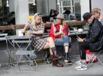 Amsterdam 15 september 2018
Bridget Maasland op terras met haar ouders. Bridget knoeit met hete thee.