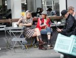 Amsterdam 15 september 2018
Bridget Maasland op terras met haar ouders. Bridget knoeit met hete thee.