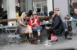 Amsterdam 15 september 2018
Bridget Maasland op terras met haar ouders. Bridget knoeit met hete thee.