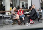 Amsterdam 15 september 2018
Bridget Maasland op terras met haar ouders. Bridget knoeit met hete thee.