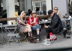 Amsterdam 15 september 2018
Bridget Maasland op terras met haar ouders. Bridget knoeit met hete thee.