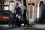 Amsterdam 27 september 2018
Eva Jinek en haar vriend Dexter gaan voor het eerst wandelen met hun zoon Pax.