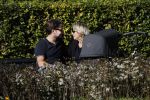 Amsterdam 27 september 2018
Eva Jinek en haar vriend Dexter gaan voor het eerst wandelen met hun zoon Pax.