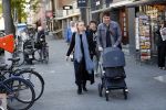 Amsterdam 27 september 2018
Eva Jinek en haar vriend Dexter gaan voor het eerst wandelen met hun zoon Pax.
