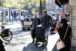 Amsterdam 27 september 2018
Eva Jinek en haar vriend Dexter gaan voor het eerst wandelen met hun zoon Pax.