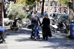 Amsterdam 27 september 2018
Eva Jinek en haar vriend Dexter gaan voor het eerst wandelen met hun zoon Pax.