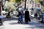 Amsterdam 27 september 2018
Eva Jinek en haar vriend Dexter gaan voor het eerst wandelen met hun zoon Pax.