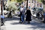 Amsterdam 27 september 2018
Eva Jinek en haar vriend Dexter gaan voor het eerst wandelen met hun zoon Pax.