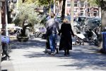 Amsterdam 27 september 2018
Eva Jinek en haar vriend Dexter gaan voor het eerst wandelen met hun zoon Pax.