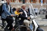 Amsterdam 14 september 2018

Jan Wieger van der Linden met zijn dochter op scooter.