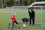 Amsterdam 11 september 2018
Het volledige team van hardlopers voor Only Friends bestaat uit tien personen: zanger Robert Leroy, chef-kok Ramon Beuk, ex-voetbalster Anouk Hoogendijk, eSporter Koen Weijland, Carlos Platier (judoka en winnaar Expeditie Robinson 2017), JoÃ«lle Witschge (deelneemster Expeditie Robinson), huisarts/schrijver/vlogger Rutger Verhoeff, social media influencer Jamie de Boer, Maup van den Berg en Stefan Valk. Ze gaan de marathon van New York lopen.
