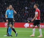 Eindhoven, 23 September 2018 PSV-AJAX Kompetitie, Seizoen 2018-2019 Eindstand 3-0
Luuk de Jong en Danny Makkelie
