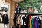 Etten Leur 21 september 2018
Patricia Paay verkoopt in winkels sjans in Etten Leur oude kleding tassen en schoenen van haar zelf.
