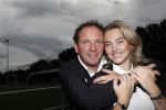 Amsterdam 11 september 2018
Het volledige team van hardlopers voor Only Friends bestaat uit tien personen: zanger Robert Leroy, chef-kok Ramon Beuk, ex-voetbalster Anouk Hoogendijk, eSporter Koen Weijland, Carlos Platier (judoka en winnaar Expeditie Robinson 2017), JoÃ«lle Witschge (deelneemster Expeditie Robinson), huisarts/schrijver/vlogger Rutger Verhoeff, social media influencer Jamie de Boer, Maup van den Berg en Stefan Valk. Ze gaan de marathon van New York lopen.