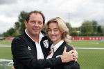 Amsterdam 11 september 2018
Het volledige team van hardlopers voor Only Friends bestaat uit tien personen: zanger Robert Leroy, chef-kok Ramon Beuk, ex-voetbalster Anouk Hoogendijk, eSporter Koen Weijland, Carlos Platier (judoka en winnaar Expeditie Robinson 2017), JoÃ«lle Witschge (deelneemster Expeditie Robinson), huisarts/schrijver/vlogger Rutger Verhoeff, social media influencer Jamie de Boer, Maup van den Berg en Stefan Valk. Ze gaan de marathon van New York lopen.