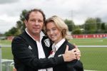 Amsterdam 11 september 2018
Het volledige team van hardlopers voor Only Friends bestaat uit tien personen: zanger Robert Leroy, chef-kok Ramon Beuk, ex-voetbalster Anouk Hoogendijk, eSporter Koen Weijland, Carlos Platier (judoka en winnaar Expeditie Robinson 2017), JoÃ«lle Witschge (deelneemster Expeditie Robinson), huisarts/schrijver/vlogger Rutger Verhoeff, social media influencer Jamie de Boer, Maup van den Berg en Stefan Valk. Ze gaan de marathon van New York lopen.