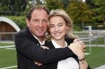 Amsterdam 11 september 2018
Het volledige team van hardlopers voor Only Friends bestaat uit tien personen: zanger Robert Leroy, chef-kok Ramon Beuk, ex-voetbalster Anouk Hoogendijk, eSporter Koen Weijland, Carlos Platier (judoka en winnaar Expeditie Robinson 2017), JoÃ«lle Witschge (deelneemster Expeditie Robinson), huisarts/schrijver/vlogger Rutger Verhoeff, social media influencer Jamie de Boer, Maup van den Berg en Stefan Valk. Ze gaan de marathon van New York lopen.