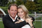 Amsterdam 11 september 2018
Het volledige team van hardlopers voor Only Friends bestaat uit tien personen: zanger Robert Leroy, chef-kok Ramon Beuk, ex-voetbalster Anouk Hoogendijk, eSporter Koen Weijland, Carlos Platier (judoka en winnaar Expeditie Robinson 2017), JoÃ«lle Witschge (deelneemster Expeditie Robinson), huisarts/schrijver/vlogger Rutger Verhoeff, social media influencer Jamie de Boer, Maup van den Berg en Stefan Valk. Ze gaan de marathon van New York lopen.