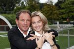 Amsterdam 11 september 2018
Het volledige team van hardlopers voor Only Friends bestaat uit tien personen: zanger Robert Leroy, chef-kok Ramon Beuk, ex-voetbalster Anouk Hoogendijk, eSporter Koen Weijland, Carlos Platier (judoka en winnaar Expeditie Robinson 2017), JoÃ«lle Witschge (deelneemster Expeditie Robinson), huisarts/schrijver/vlogger Rutger Verhoeff, social media influencer Jamie de Boer, Maup van den Berg en Stefan Valk. Ze gaan de marathon van New York lopen.