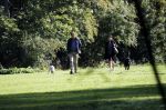 Amsterdam 13 september 2018
Robert ten Brink en zijn vrouw Roos laten hun twee honden uit in het amsterdamse bos.