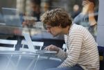 Amsterdam 27 september 2018
Soy Kroon op terras achter zijn apple computer (laptop) op terras.