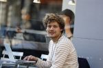 Amsterdam 27 september 2018
Soy Kroon op terras achter zijn apple computer (laptop) op terras.