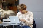 Amsterdam 27 september 2018
Soy Kroon op terras achter zijn apple computer (laptop) op terras.