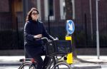Amsterdam 15 september 2018
Susan Visser bij haar huis en op de fiets.