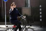 Amsterdam 15 september 2018
Susan Visser bij haar huis en op de fiets.
